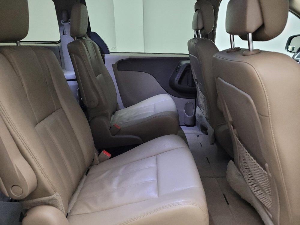 Used 2016 Chrysler Town & Country Touring FWD image 19