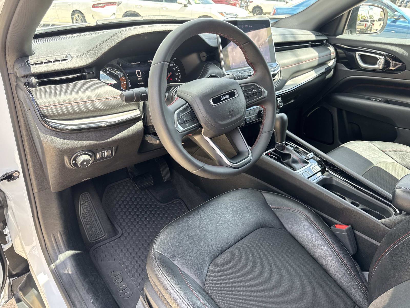 Used 2025 Jeep Compass Trailhawk AWD/4WD image 17