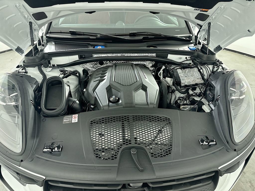 Certified 2026 Porsche Macan AWD/4WD image 32