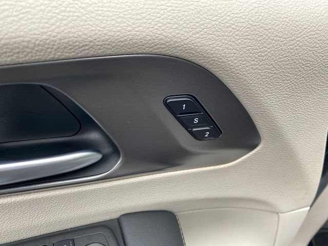 Used 2024 Chrysler Pacifica Touring-L FWD image 15