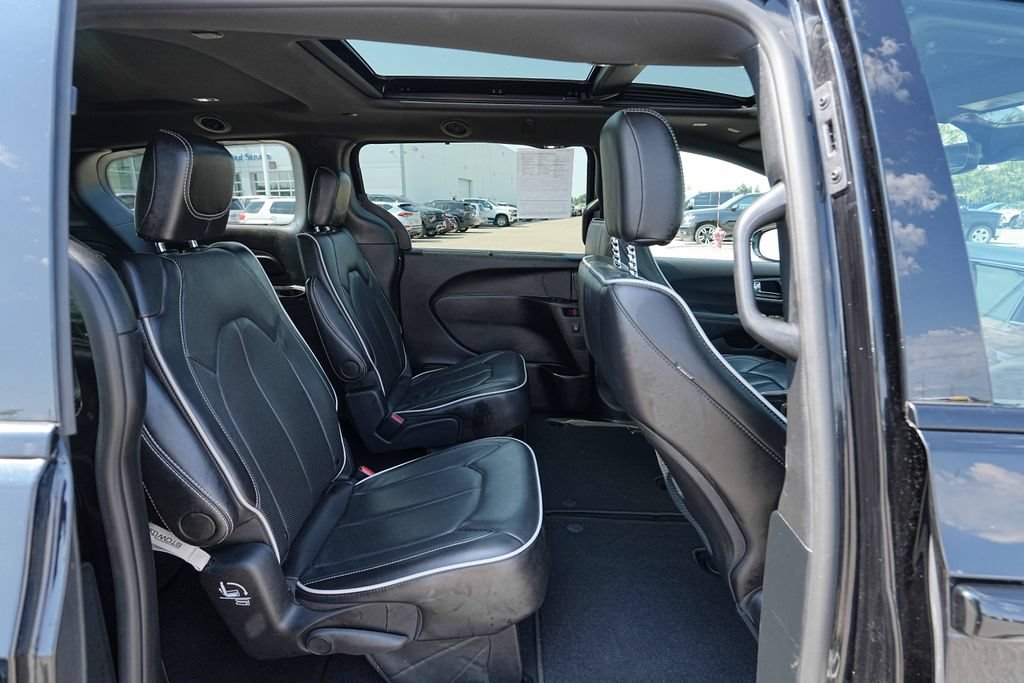 Used 2025 Chrysler Pacifica Limited FWD image 23