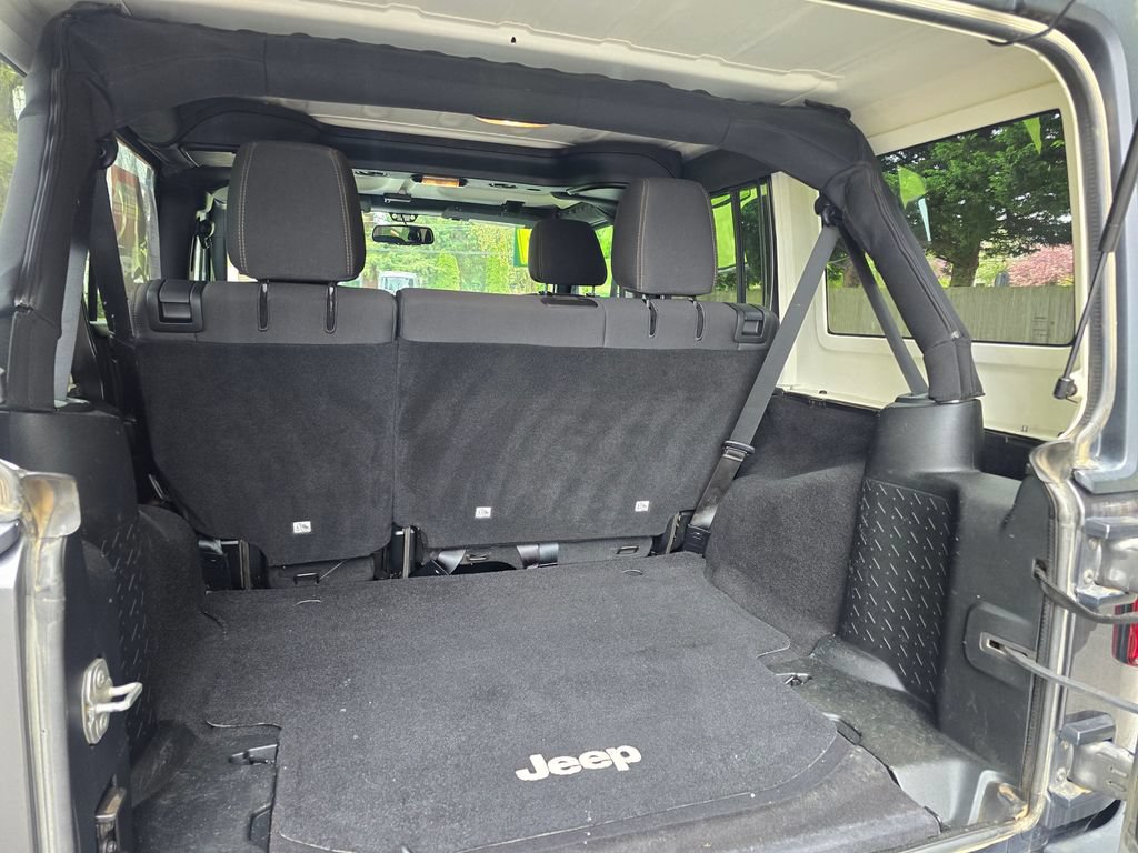 Used 2017 Jeep Wrangler Unlimited Rubicon w/ Connectivity Group AWD/4WD image 17
