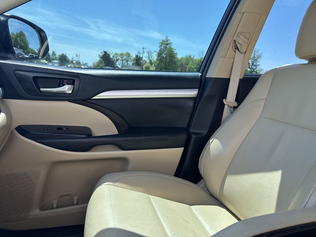 Used 2019 Toyota Highlander XLE AWD/4WD image 27