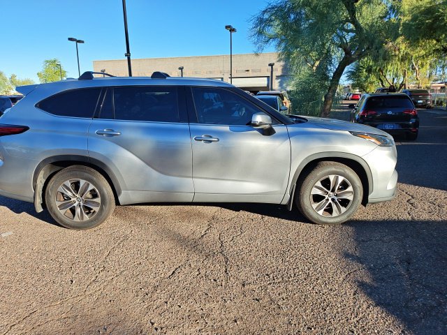 Used 2022 Toyota Highlander XLE FWD image 9