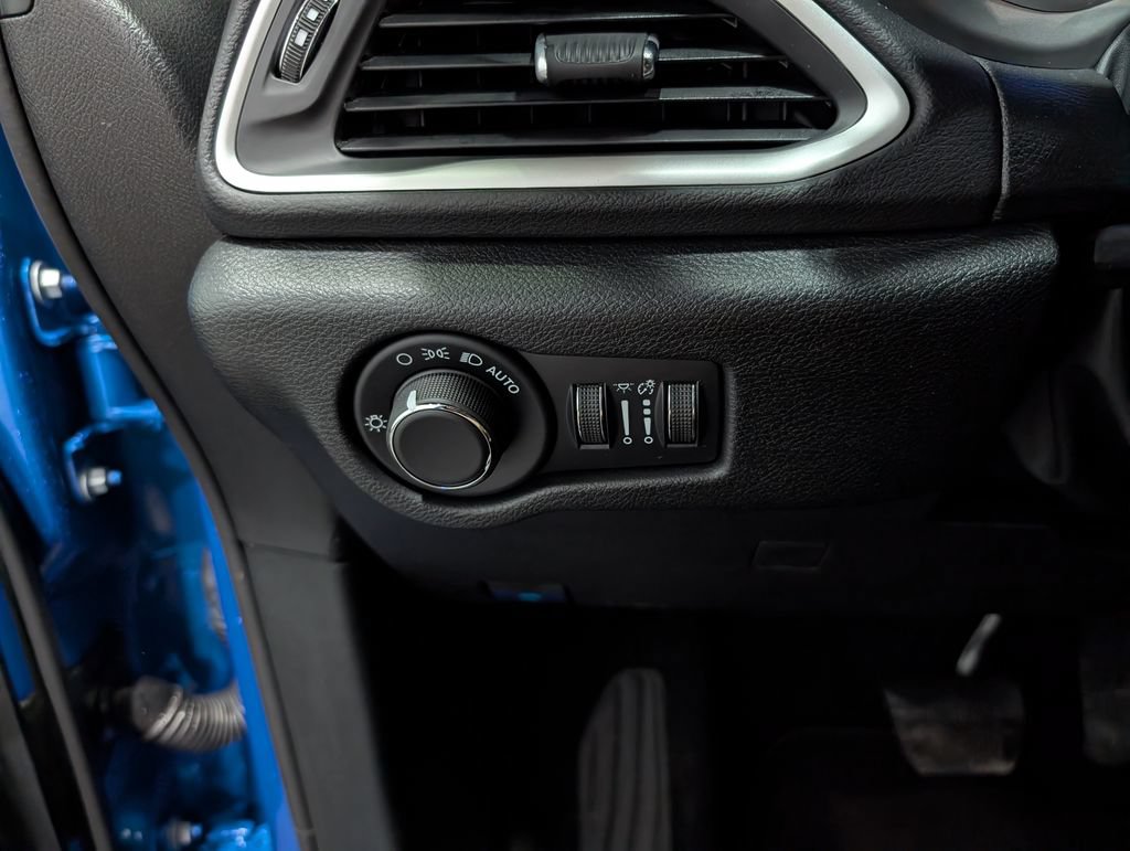 Used 2027 Chrysler Pacifica Select FWD image 20