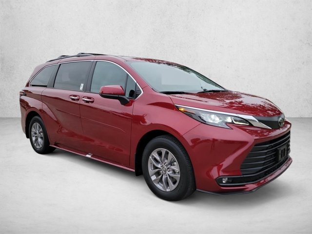Used 2026 Toyota Sienna XLE FWD image 3