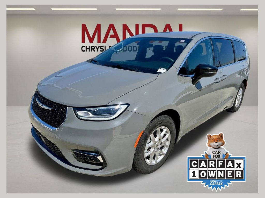 Used 2025 Chrysler Pacifica Select