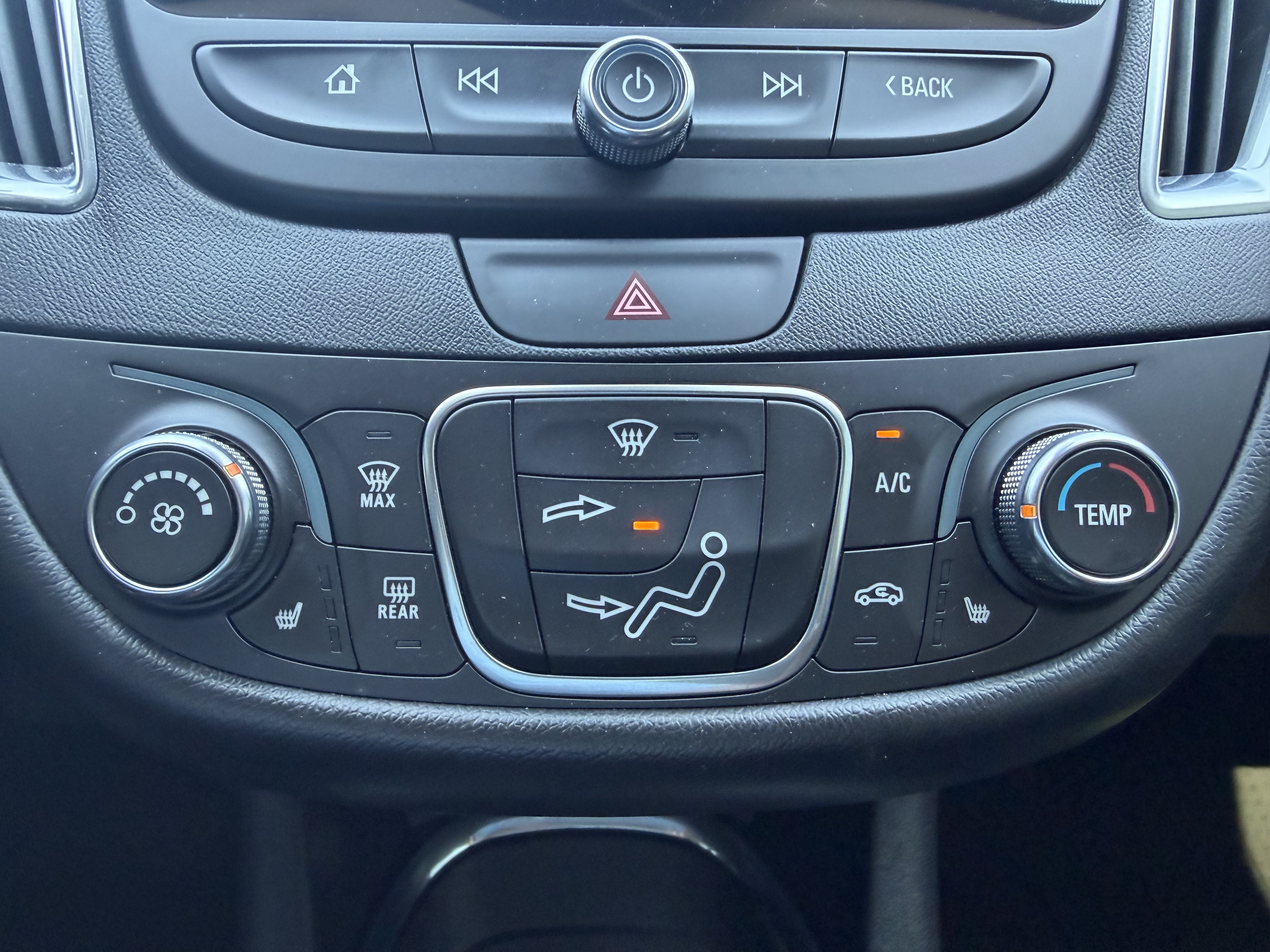 Used 2018 Chevrolet Malibu LT w/ Leather Package FWD image 16