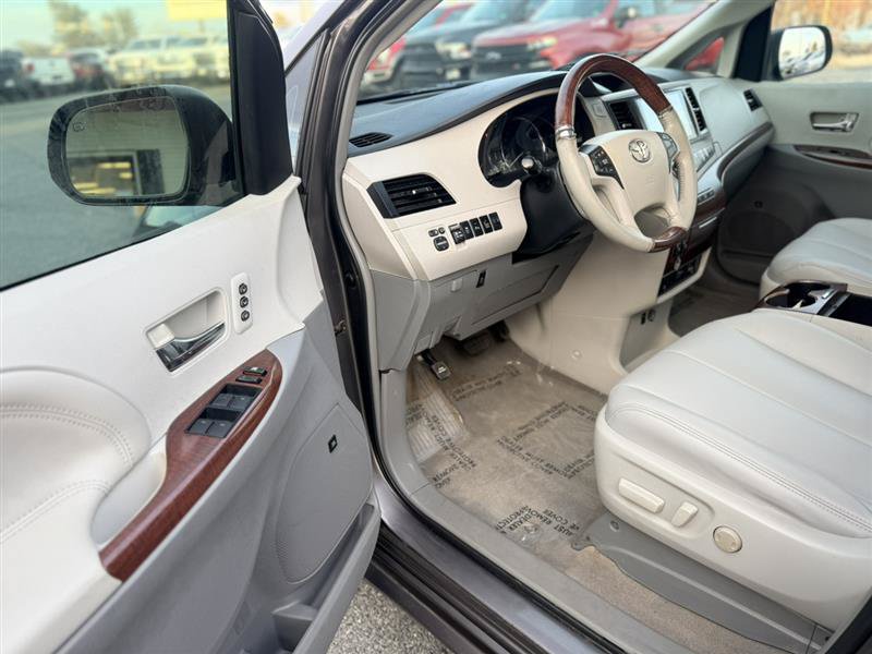 Used 2013 Toyota Sienna Limited w/ Premium Pkg FWD image 30