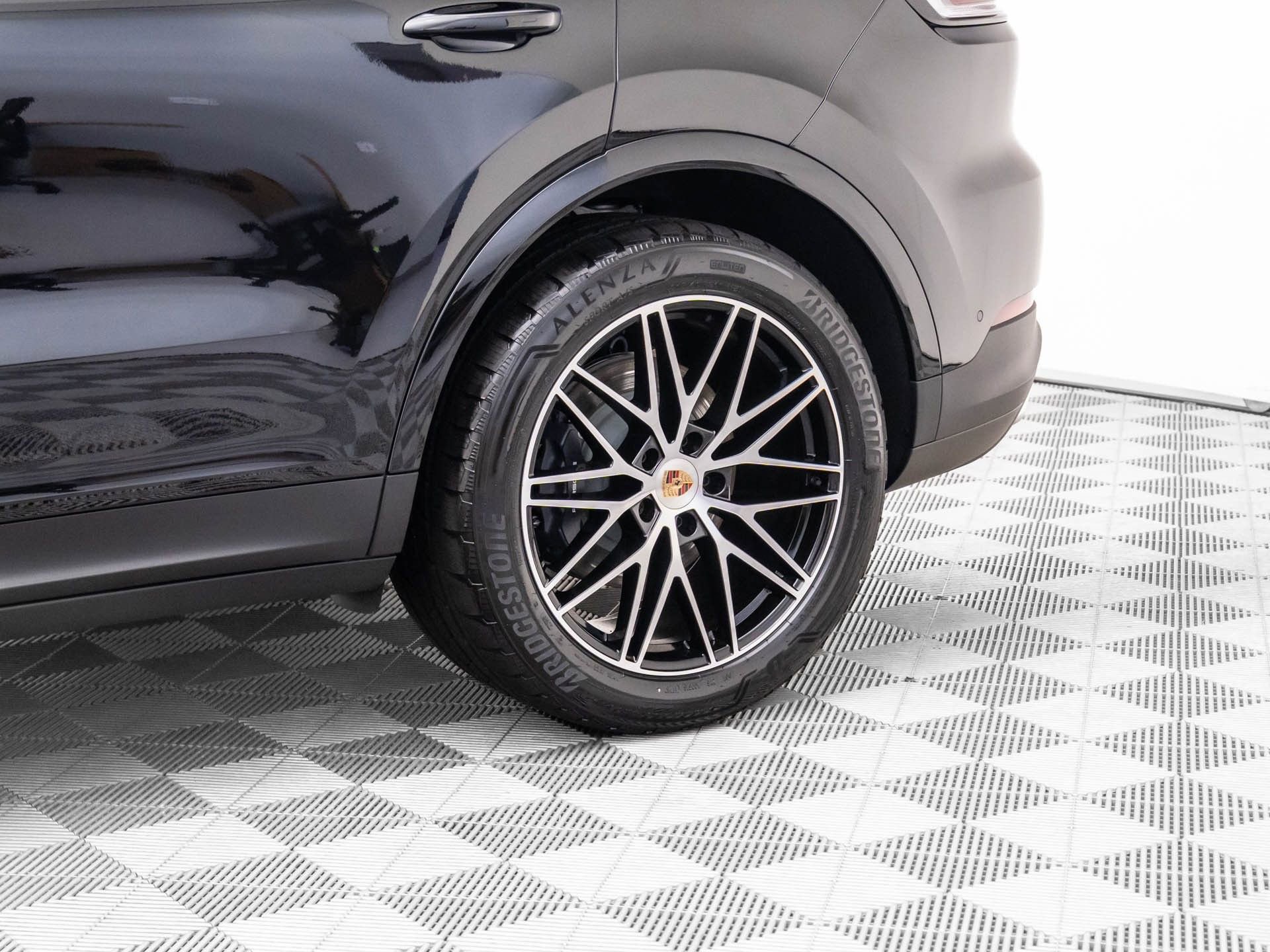 Certified 2025 Porsche Cayenne AWD/4WD image 33