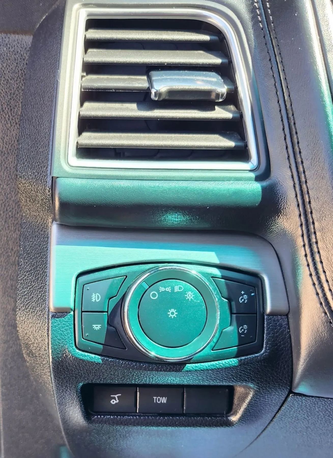 Used 2017 Ford Explorer Platinum image 28