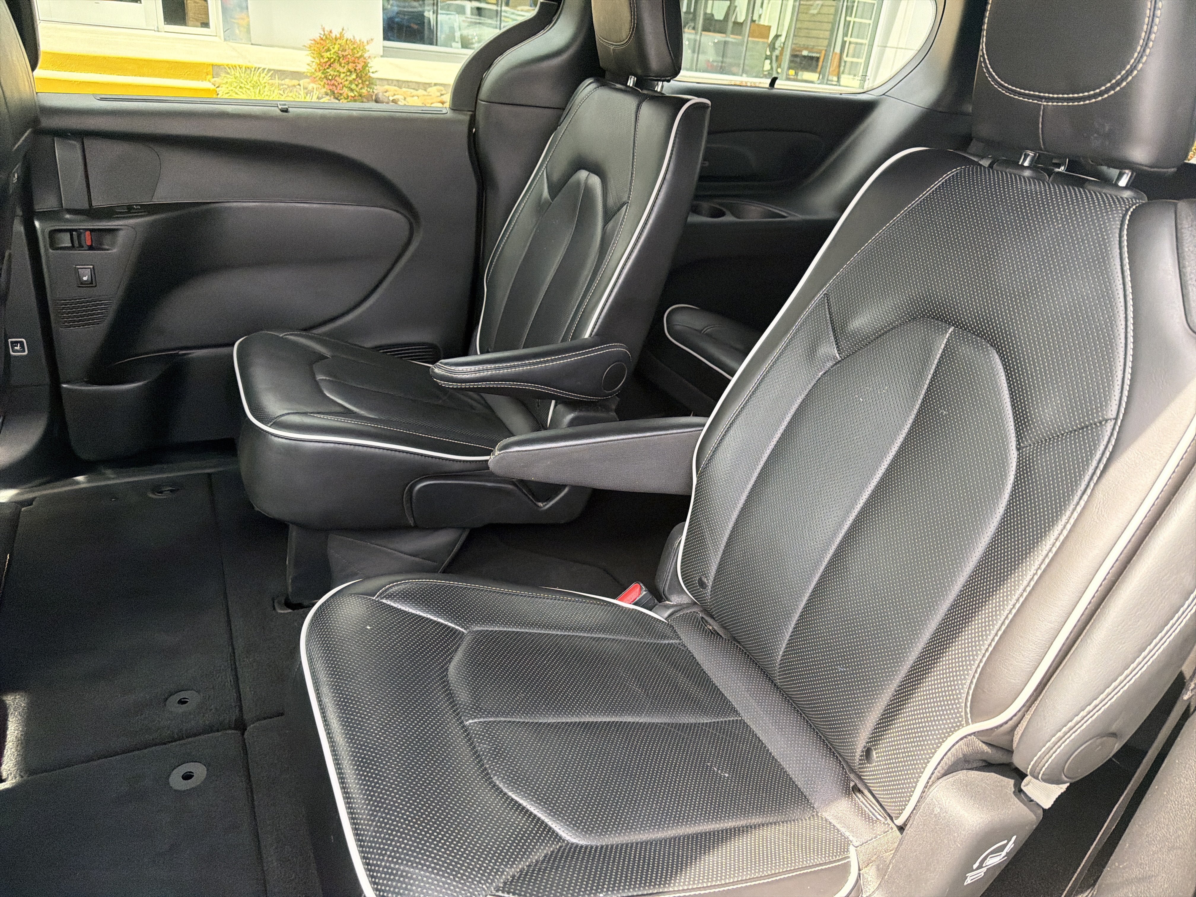 Used 2025 Chrysler Pacifica Limited FWD image 18