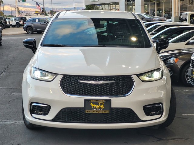 Certified 2025 Chrysler Pacifica Select image 2