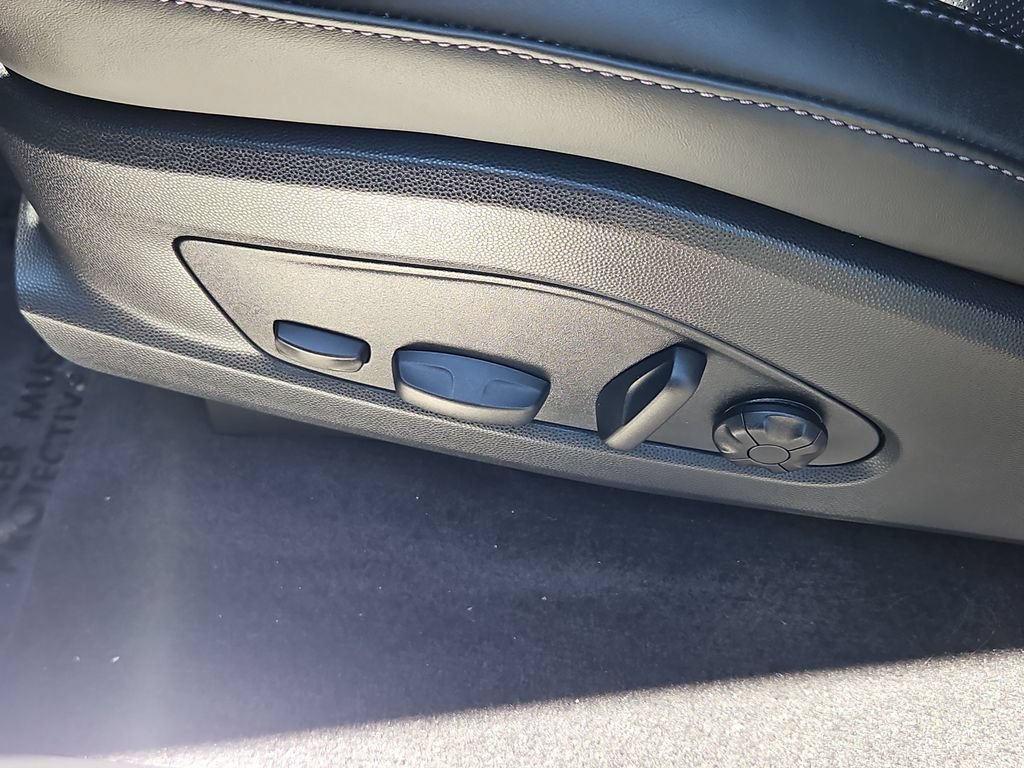 Certified 2025 Porsche Macan 4 Electric AWD/4WD image 28