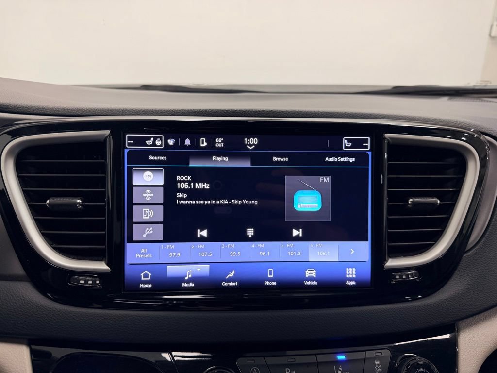Used 2023 Chrysler Pacifica Touring-L FWD image 15