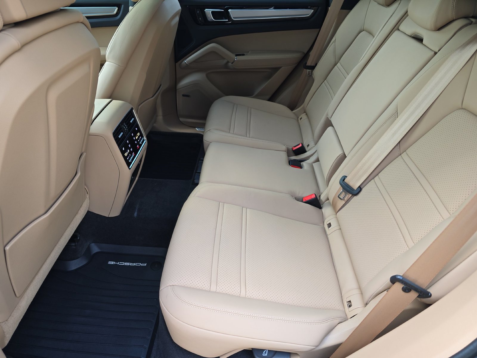 Certified 2023 Porsche Cayenne Platinum Edition AWD/4WD image 18