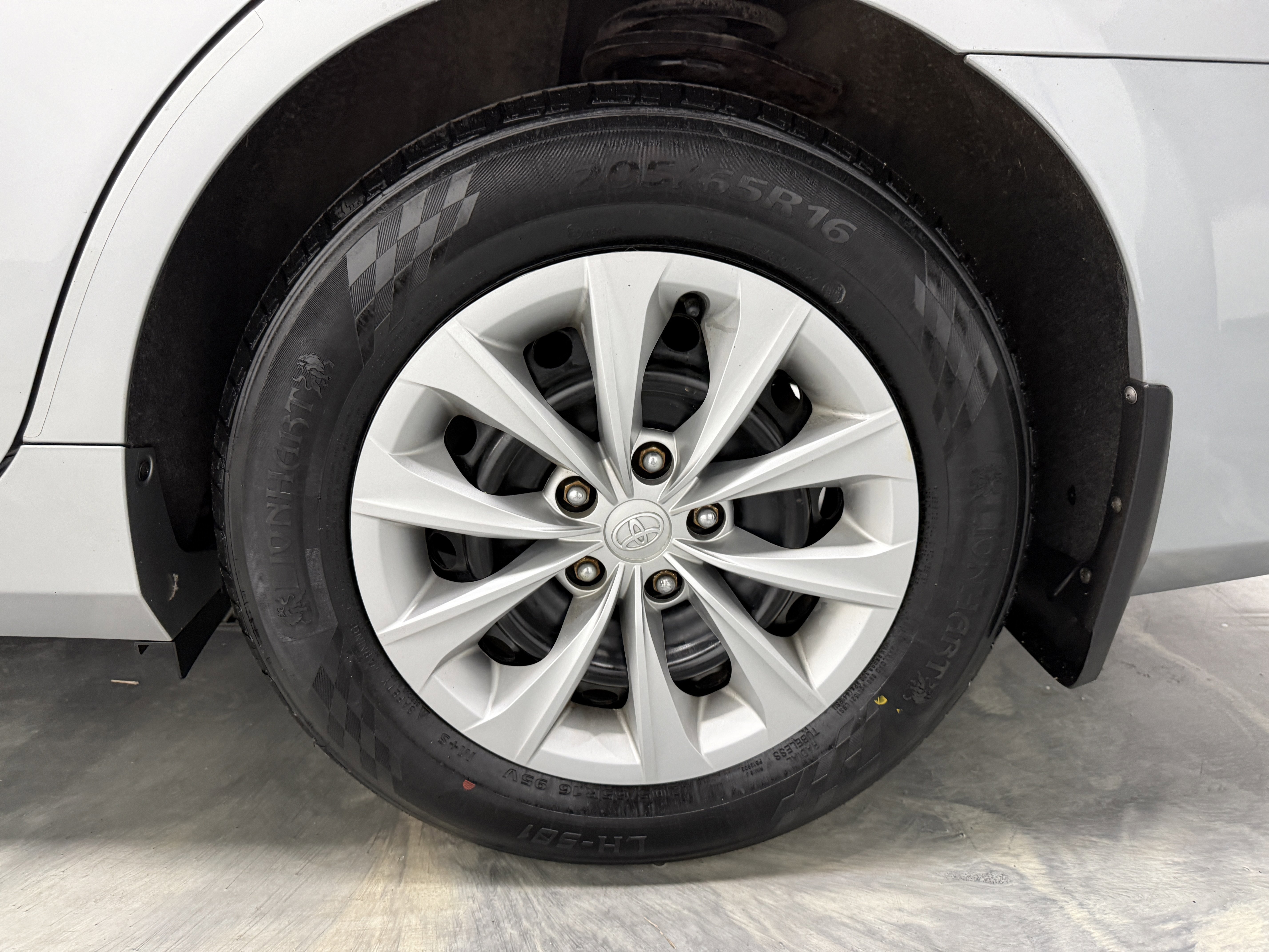 Used 2017 Toyota Camry LE image 25