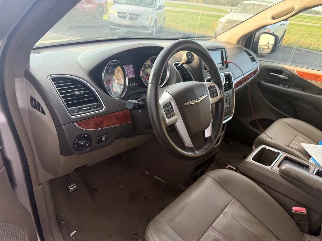 Used 2015 Chrysler Town & Country Touring FWD image 12