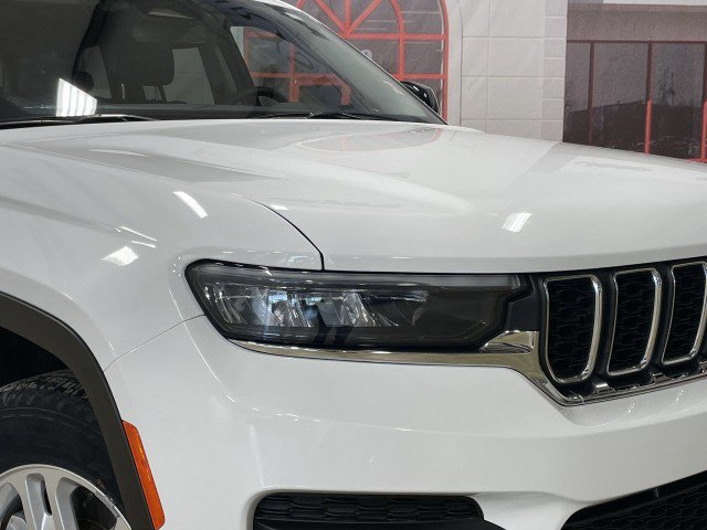 Used 2024 Jeep Grand Cherokee Laredo image 10