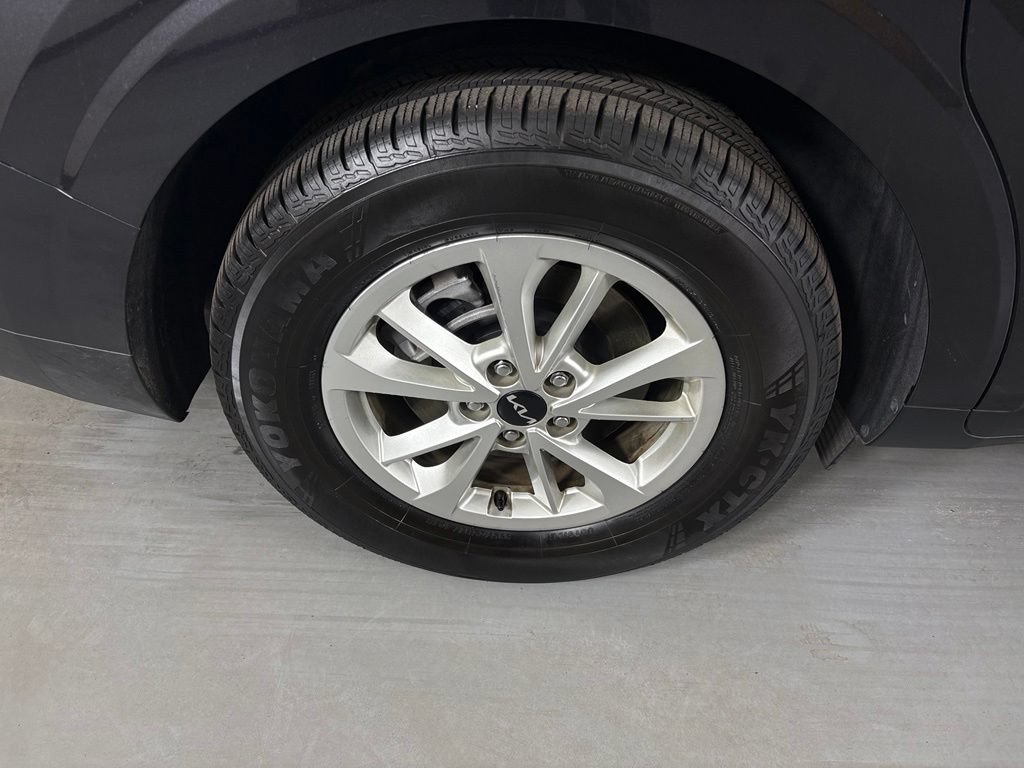 Used 2022 Kia Carnival LX FWD image 10