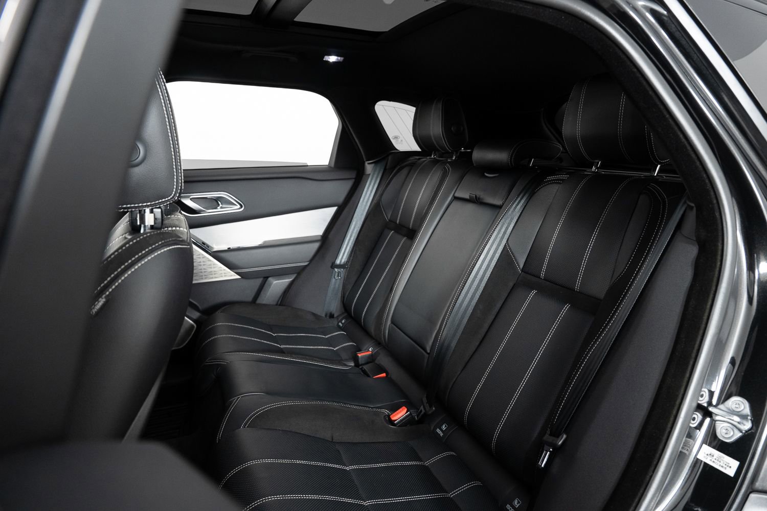 Used 2018 Land Rover Range Rover Velar R-Dynamic SE image 17