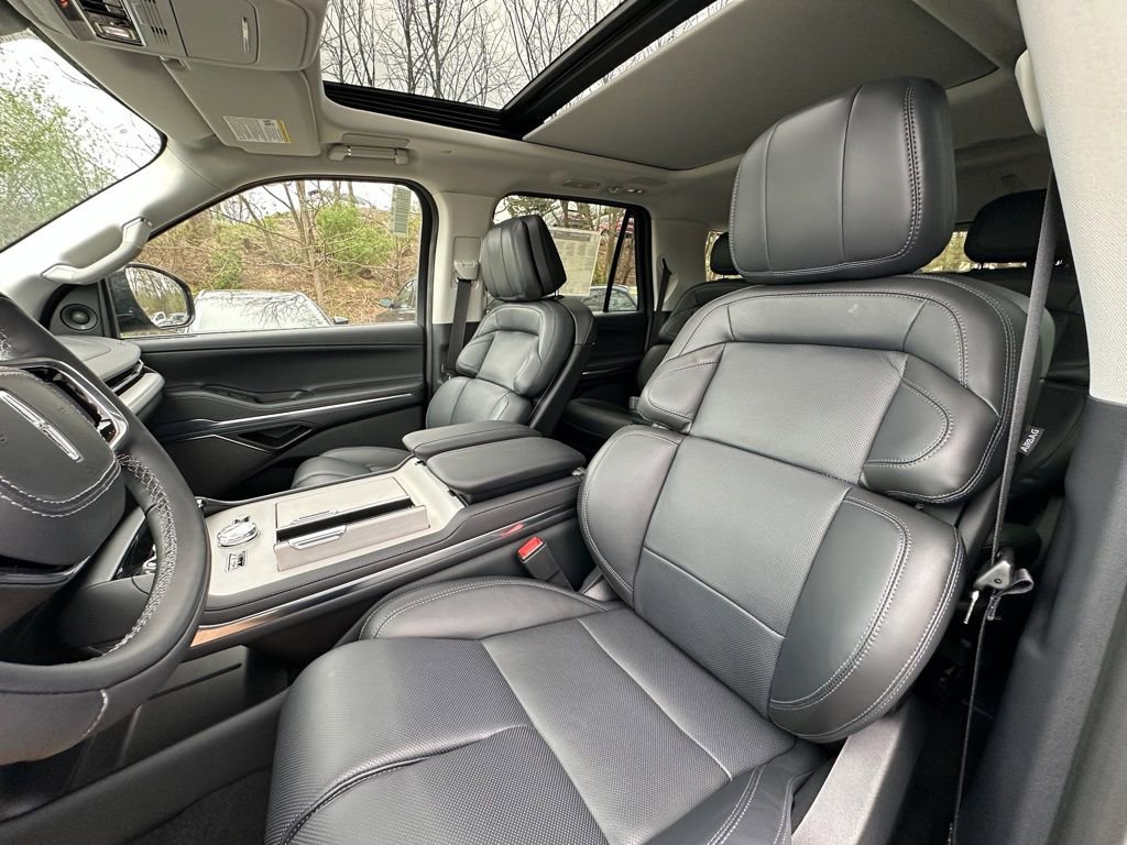 New 2025 Lincoln Navigator Reserve image 18