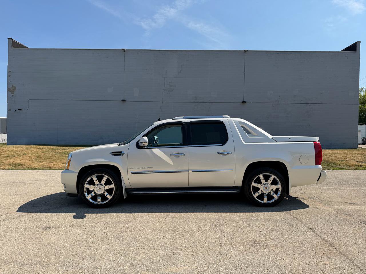 Used 2011 Cadillac Escalade EXT Luxury AWD/4WD image 4