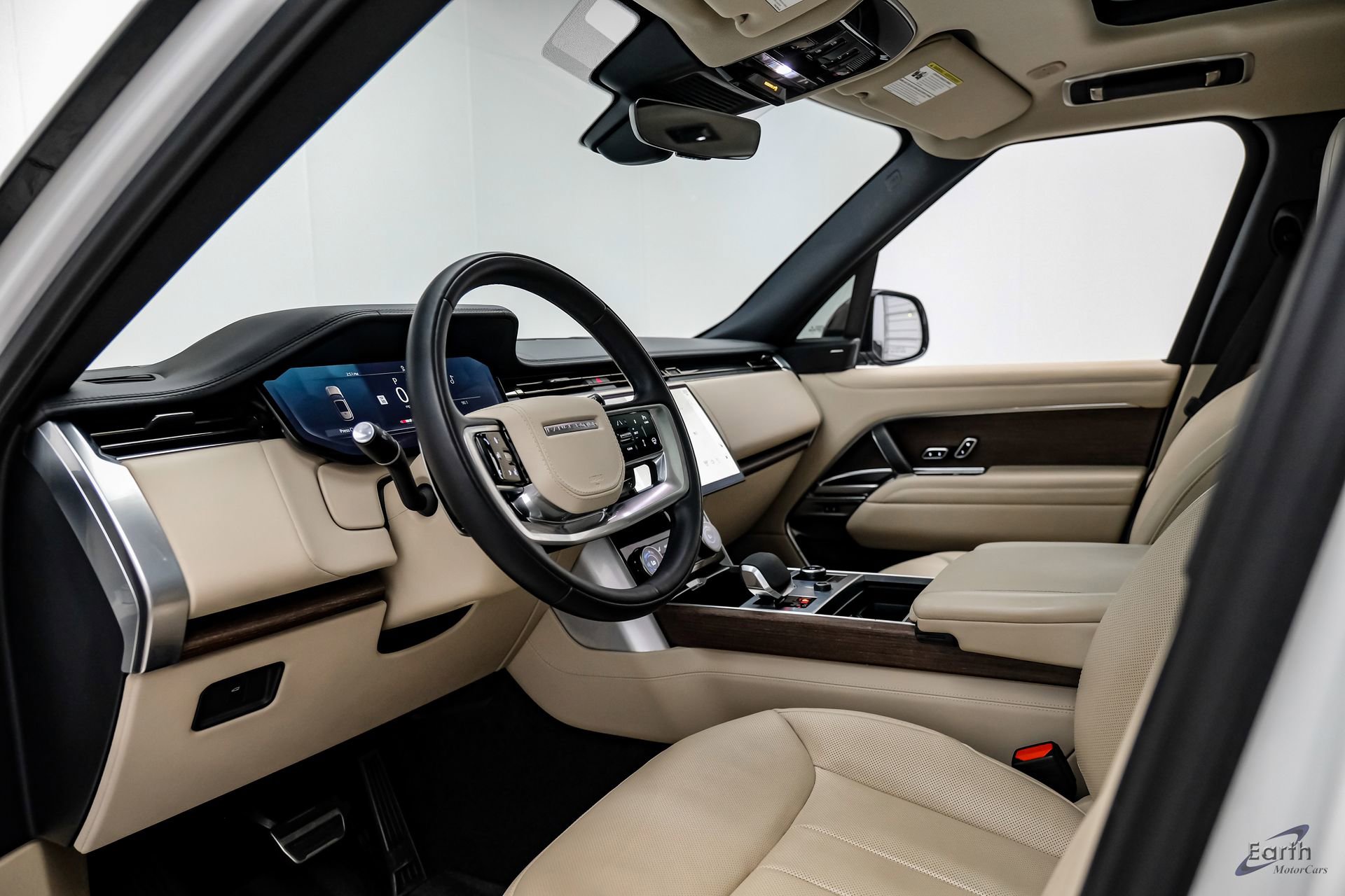 Used 2023 Land Rover Range Rover SE image 2