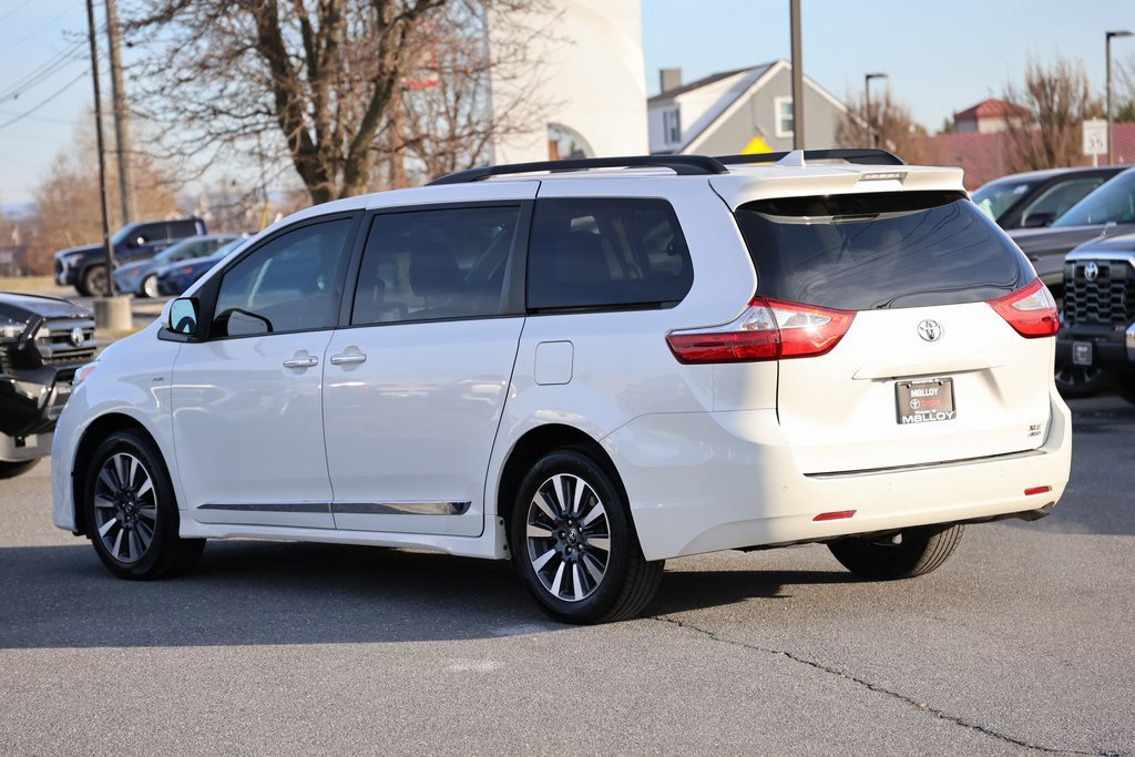Used 2018 Toyota Sienna XLE image 2
