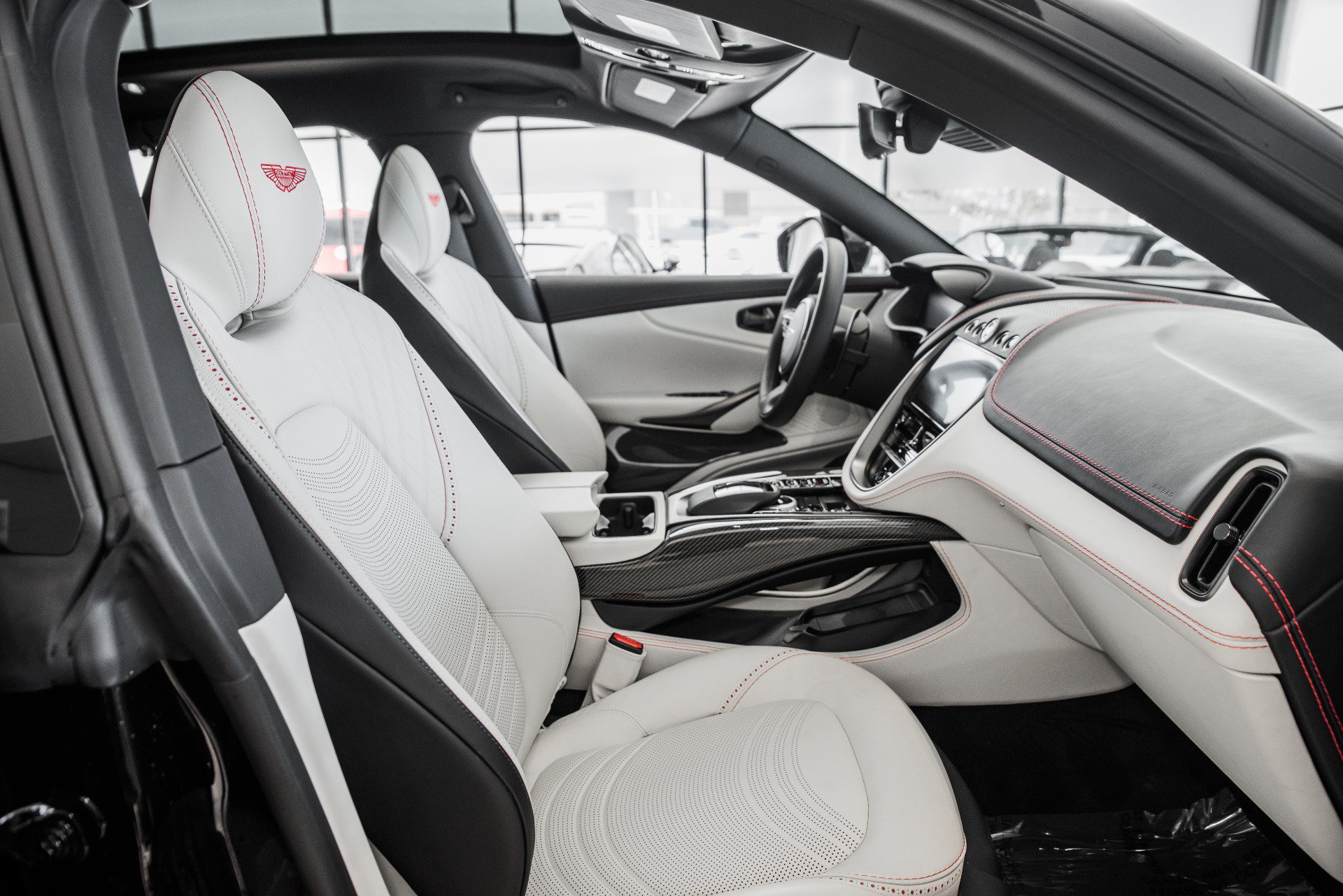 Used 2022 Aston Martin DBX AWD/4WD image 19