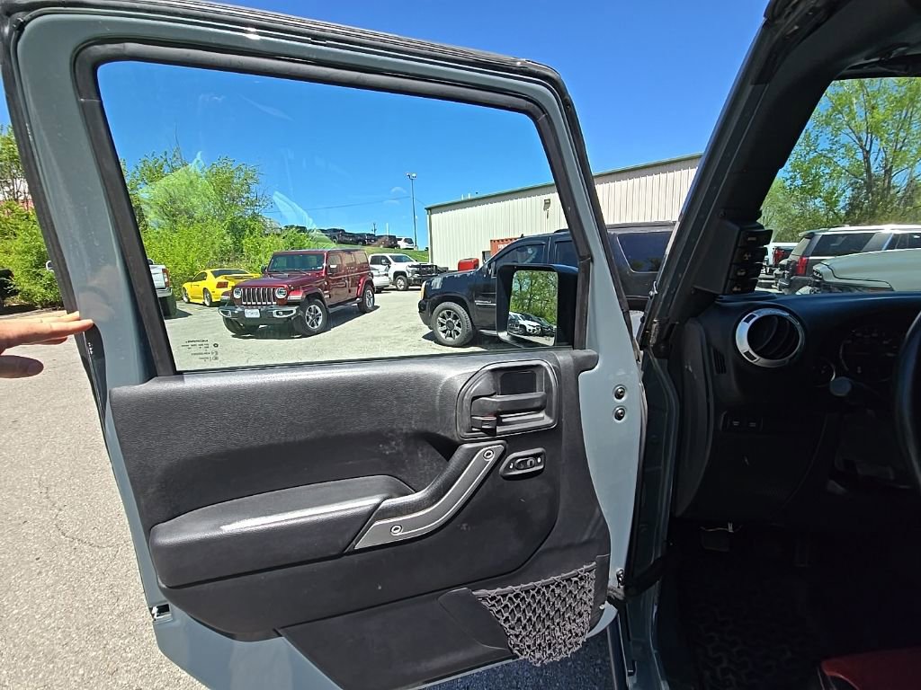 Used 2015 Jeep Wrangler Unlimited Rubicon w/ Connectivity Group image 20