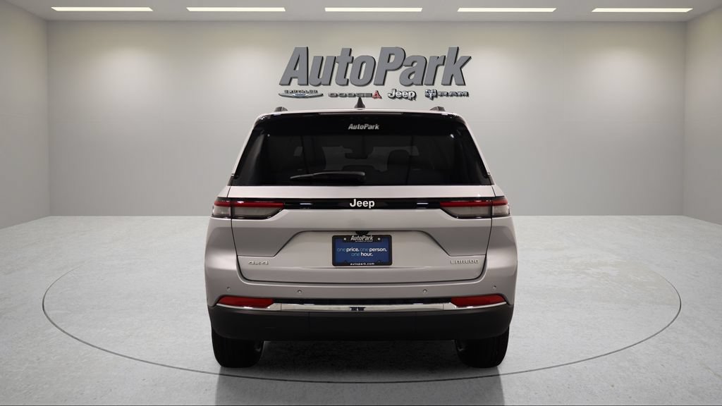 Used 2026 Jeep Grand Cherokee Laredo w/ Trailer Tow Package AWD/4WD image 9