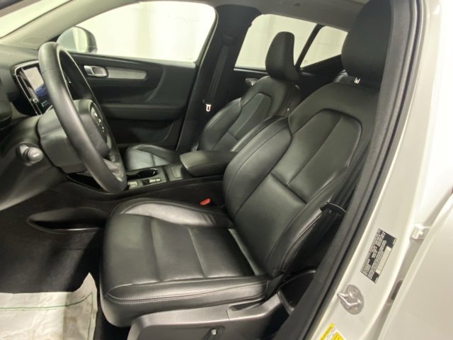 Used 2025 Volvo XC40 B5 Core image 11