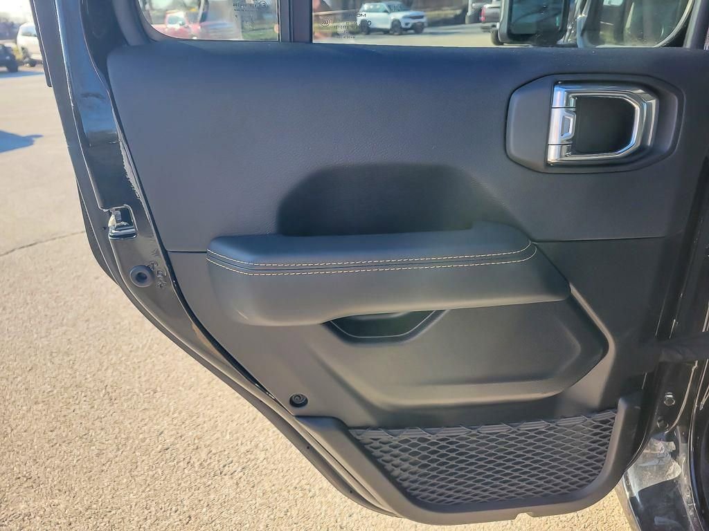 Used 2025 Jeep Wrangler Unlimited Sahara w/ Safety Group AWD/4WD image 20