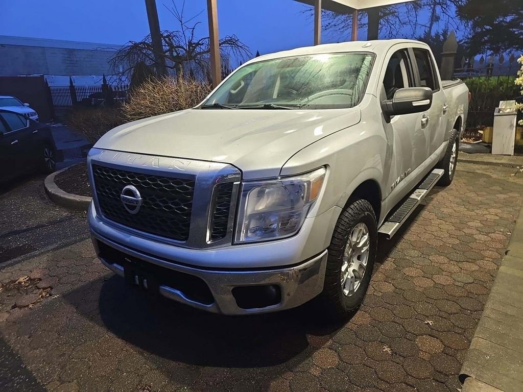 Used 2018 Nissan Titan SV image 5