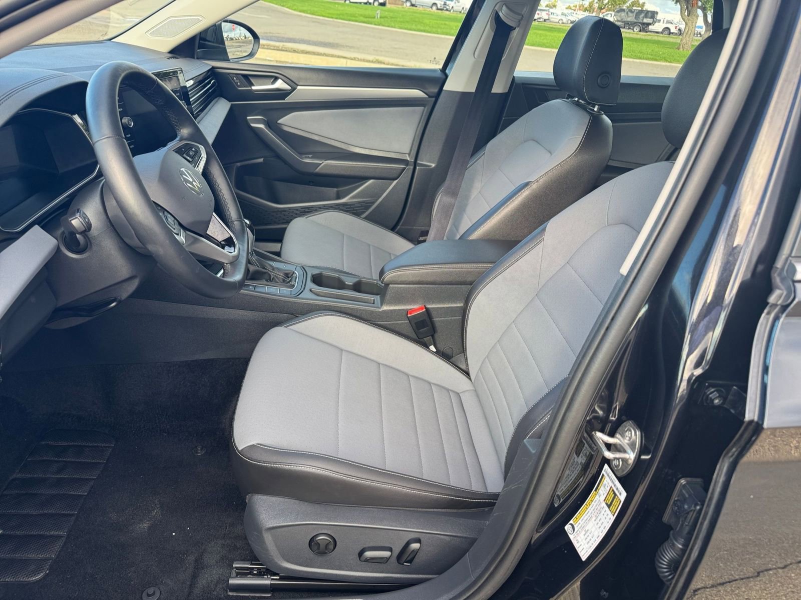 Used 2025 Volkswagen Jetta SE image 27