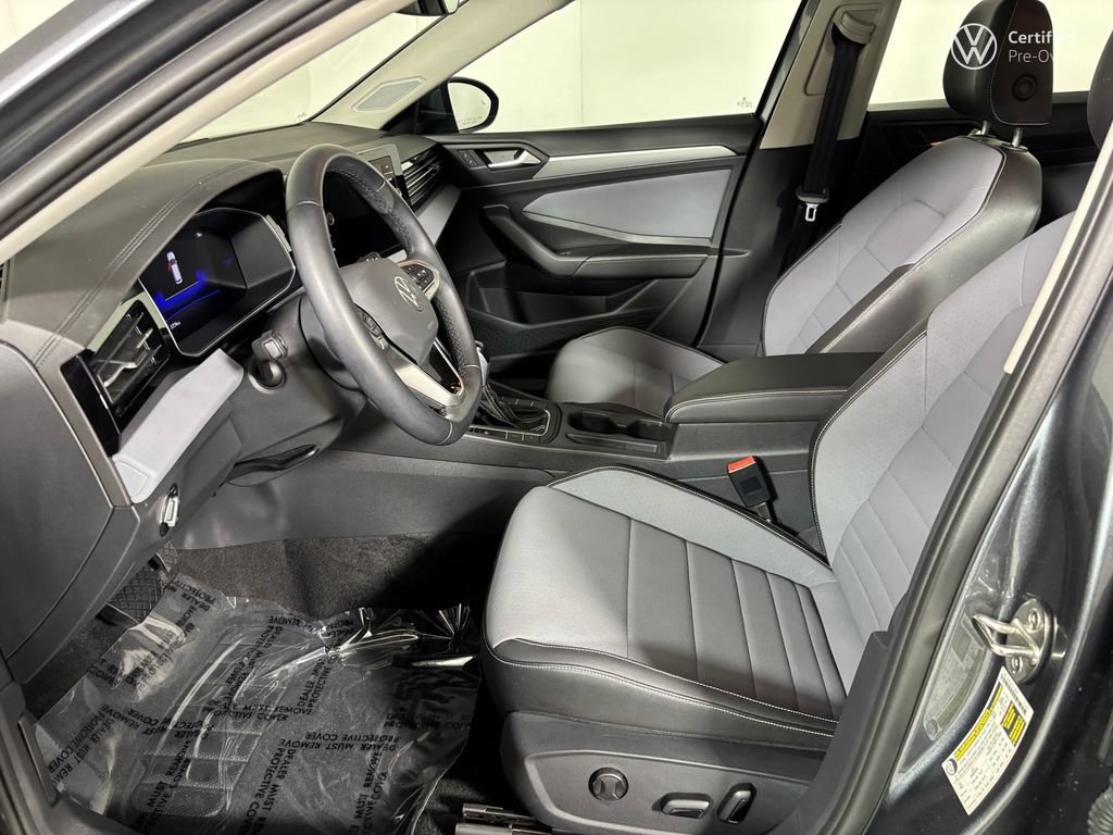 Used 2025 Volkswagen Jetta SE w/ Sunroof Package FWD image 13