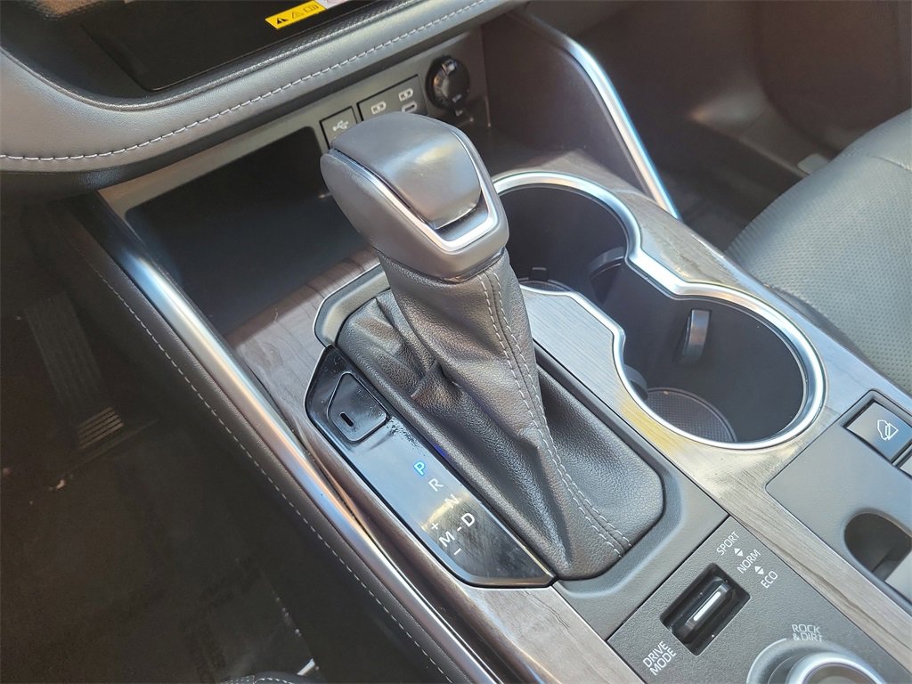 Used 2023 Toyota Highlander Limited image 32