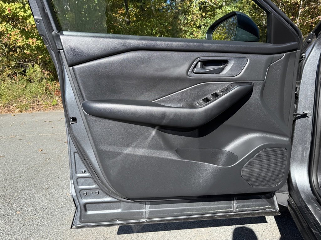 Used 2024 Nissan Rogue S image 39