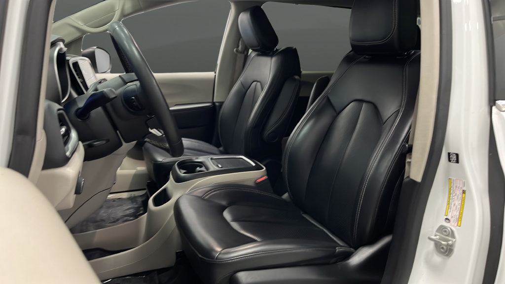 Used 2023 Chrysler Pacifica Touring-L FWD image 9