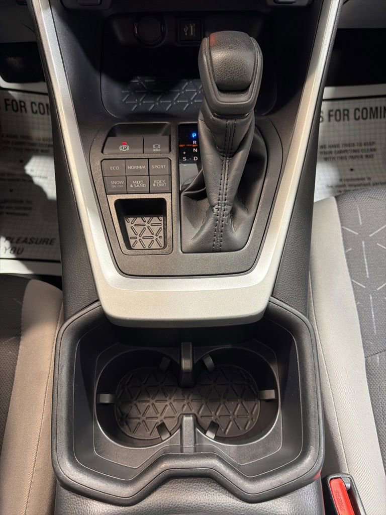 Used 2025 Toyota RAV4 XLE AWD/4WD image 32