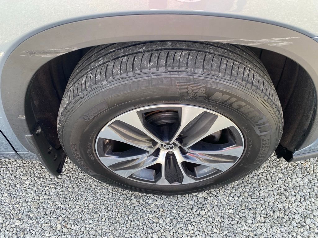Used 2021 Toyota Highlander XLE image 24