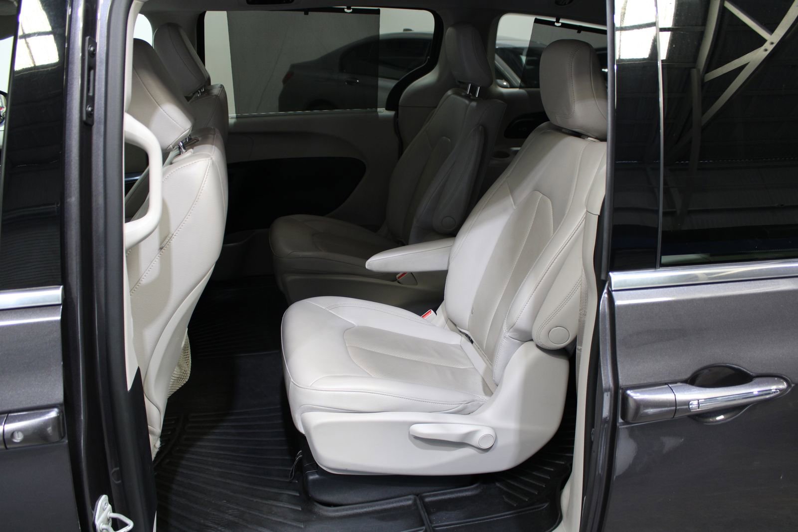 Used 2021 Chrysler Pacifica Touring-L FWD image 14