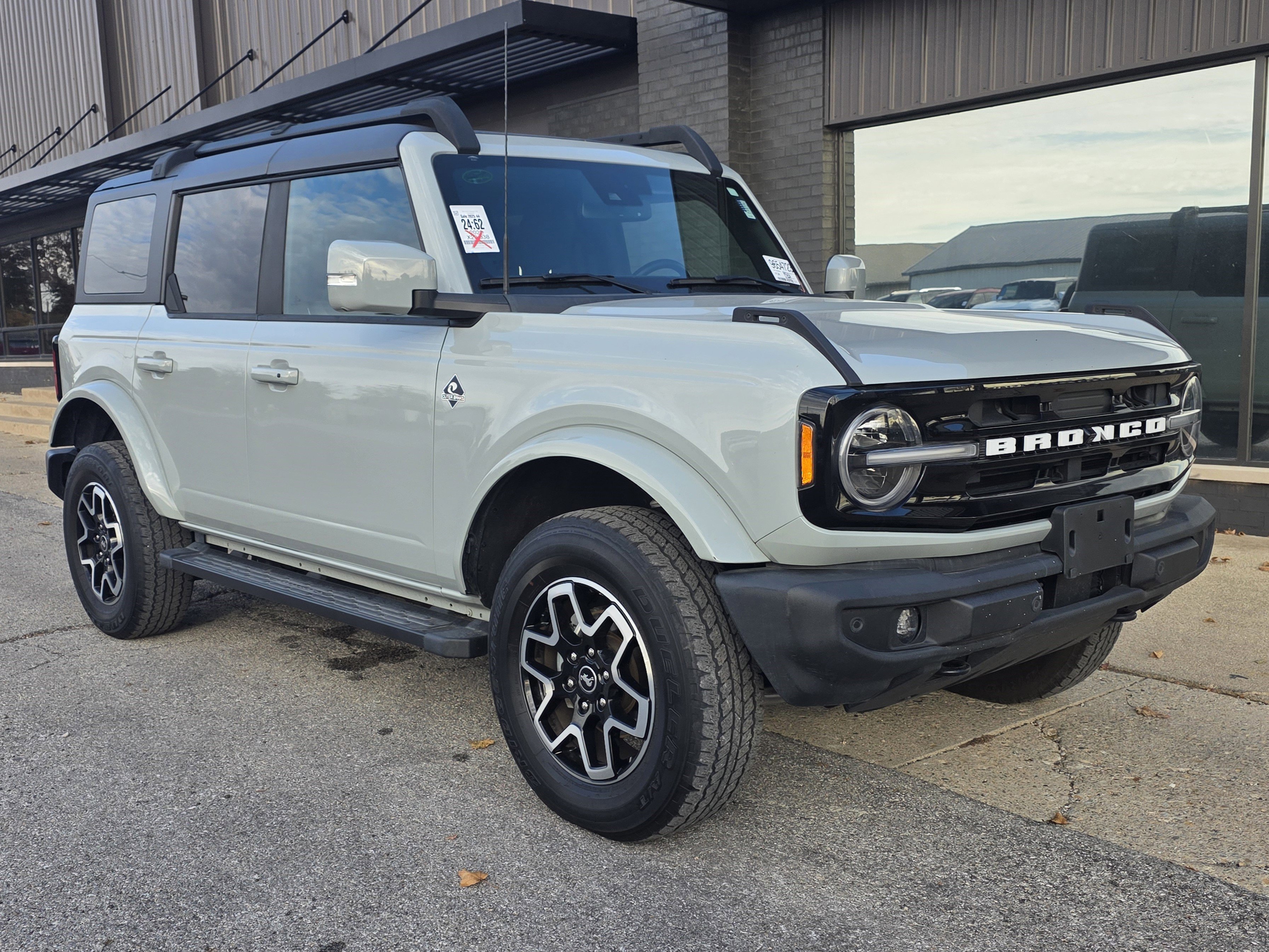 Used 2022 Ford Bronco Outer Banks image 3