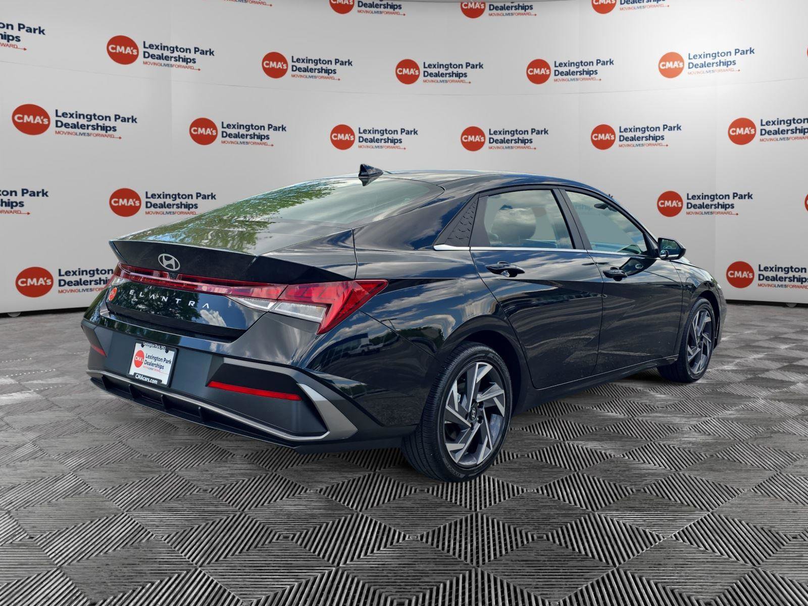 Used 2025 Hyundai Elantra SEL image 7