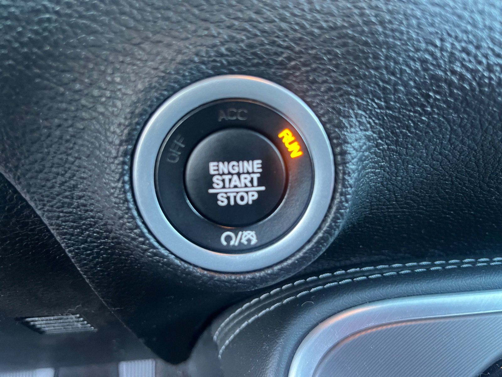 Used 2022 Dodge Challenger SXT image 29