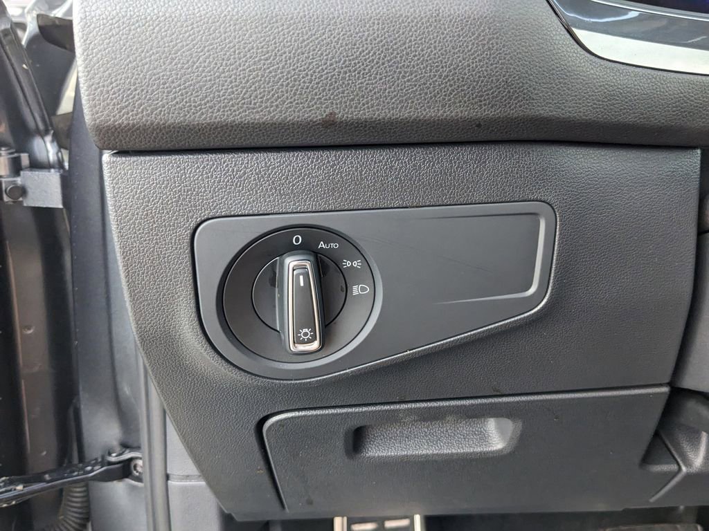 Certified 2022 Volkswagen Tiguan SE R-Line image 27