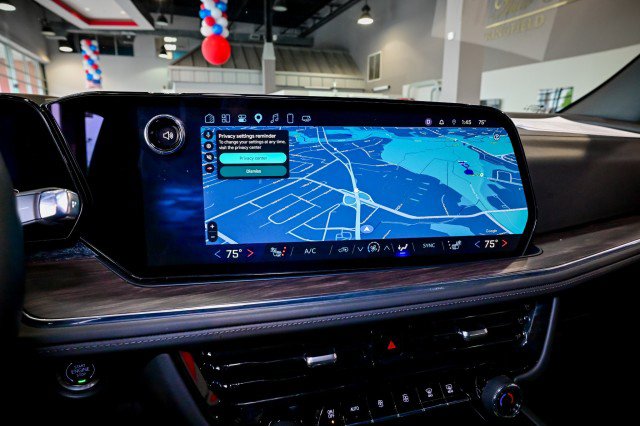 Used 2025 Chevrolet Suburban Z71 AWD/4WD image 37