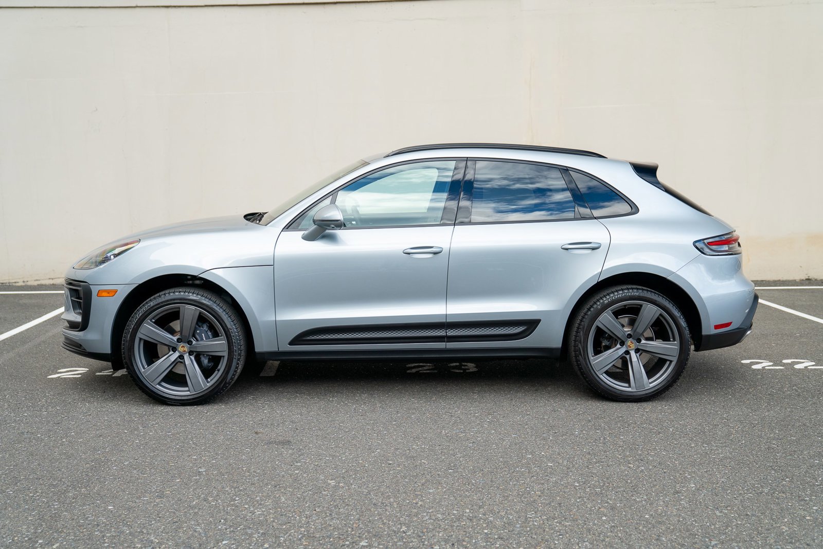 Used 2025 Porsche Macan image 2