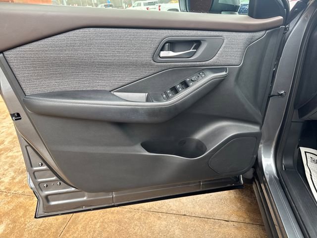 Used 2023 Nissan Rogue SV image 11